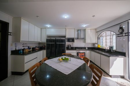 Casa de condomínio à venda com 257m², 5 quartos e 2 vagas Casa de condomínio à venda com 257m², 5 quartos e 2 vagasCozinha