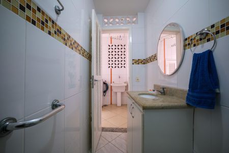 Casa de condomínio à venda com 257m², 5 quartos e 2 vagas Casa de condomínio à venda com 257m², 5 quartos e 2 vagasBanheiro de Serviço