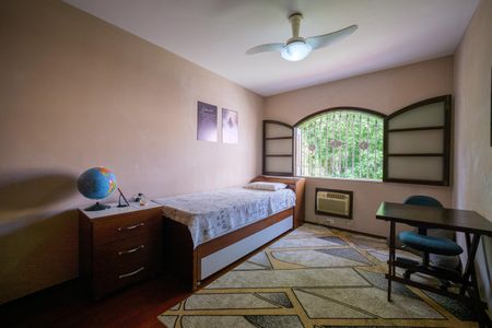 Casa de condomínio à venda com 257m², 5 quartos e 2 vagas Casa de condomínio à venda com 257m², 5 quartos e 2 vagasQuarto 4