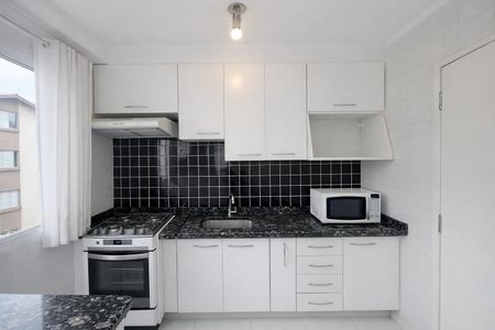 Cozinha de apartamento para alugar com 2 quartos, 48m² em Recanto das Rosas, Osasco