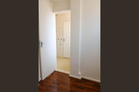 Apartamento à venda com 130m², 3 quartos e 2 vagas Apartamento à venda com 130m², 3 quartos e 2 vagasQuarto de Serviço