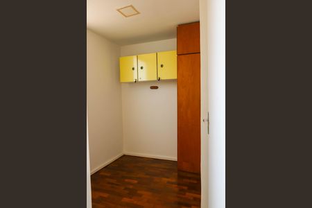 Apartamento à venda com 130m², 3 quartos e 2 vagas Apartamento à venda com 130m², 3 quartos e 2 vagasQuarto de Serviço