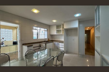 Casa para alugar com 175m², 4 quartos e 2 vagas Casa para alugar com 175m², 4 quartos e 2 vagasCozinha
