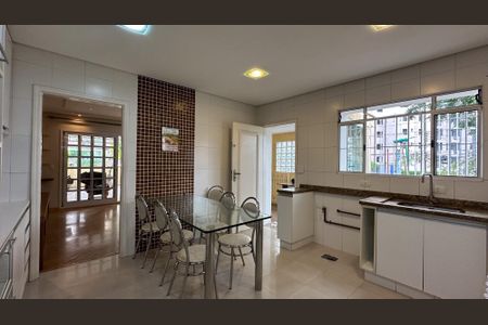 Casa para alugar com 175m², 4 quartos e 2 vagas Casa para alugar com 175m², 4 quartos e 2 vagasCozinha