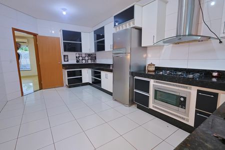 Casa para alugar com 283m², 4 quartos e 4 vagasCozinha