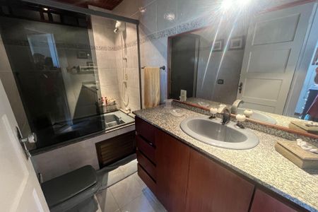 Banheiro de apartamento para alugar com 2 quartos, 120m² em Ribeira, Rio de Janeiro