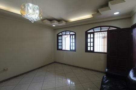 Casa à venda com 173m², 4 quartos e 2 vagasSala