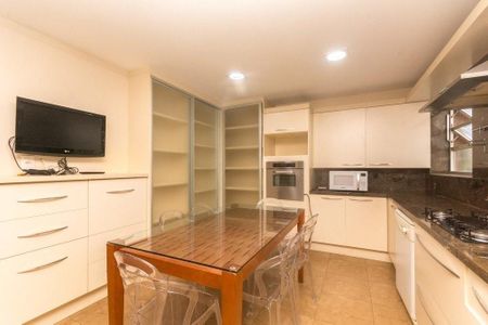Cozinha  de apartamento para alugar com 3 quartos, 220m² em Independência, Porto Alegre