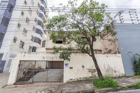 Casa à venda com 224m², 3 quartos e 2 vagas Casa à venda com 224m², 3 quartos e 2 vagasFachada