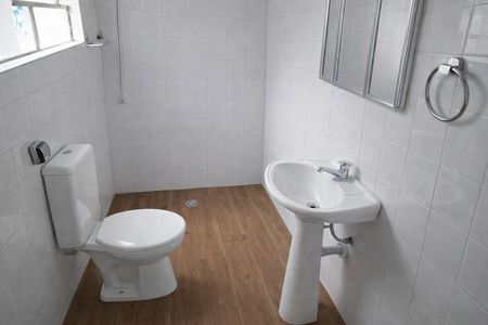 Banheiro de casa para alugar com 3 quartos, 120m² em Vila Dalva, São Paulo