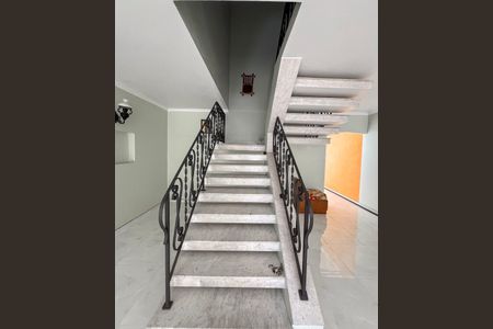 Casa para alugar com 230m², 5 quartos e 2 vagas Casa para alugar com 230m², 5 quartos e 2 vagasEscada