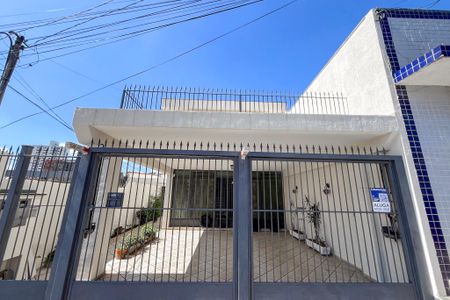 Casa para alugar com 230m², 5 quartos e 2 vagas Casa para alugar com 230m², 5 quartos e 2 vagasFachada