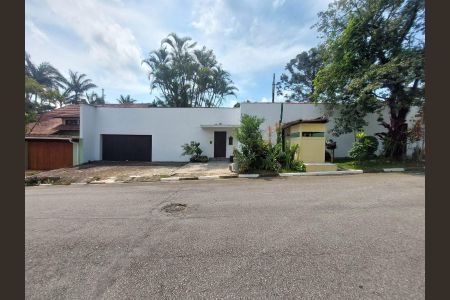 Casa à venda com 1186m², 4 quartos e 6 vagas Casa à venda com 1186m², 4 quartos e 6 vagasFachada