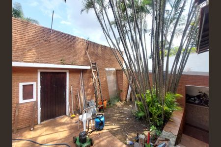 Casa à venda com 1186m², 4 quartos e 6 vagas Casa à venda com 1186m², 4 quartos e 6 vagasQuintal-Área de Lazer