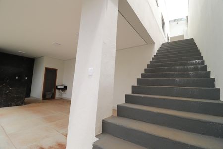 Casa para alugar com 166m², 3 quartos e 2 vagasEscadaria