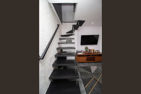 Casa para alugar com 310m², 2 quartos e 3 vagasEscada 