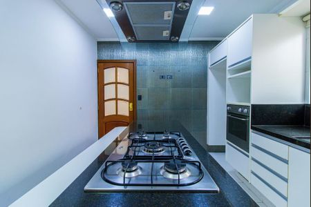 Casa para alugar com 4 quartos, 220m² em Jardim Caravelas, São Paulo