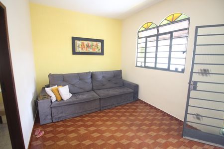 Sala de casa à venda com 3 quartos, 360m² em Novo Riacho, Contagem