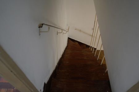 Casa à venda com 120m², 2 quartos e 2 vagasEscada