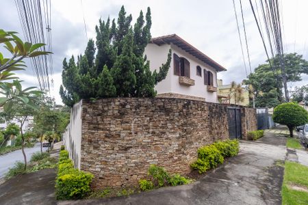 Casa à venda com 400m², 6 quartos e 8 vagasFachada