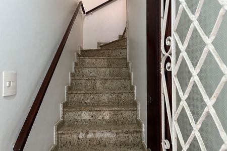 Casa para alugar com 75m², 2 quartos e sem vagaEscada