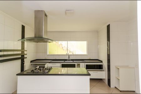 Casa à venda com 190m², 4 quartos e 2 vagas Casa à venda com 190m², 4 quartos e 2 vagasCozinha