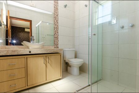 Casa à venda com 190m², 4 quartos e 2 vagas Casa à venda com 190m², 4 quartos e 2 vagasSuíte - Banheiro