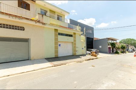 Casa à venda com 190m², 4 quartos e 2 vagas Casa à venda com 190m², 4 quartos e 2 vagasFachada