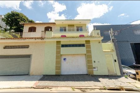 Casa à venda com 190m², 4 quartos e 2 vagas Casa à venda com 190m², 4 quartos e 2 vagasFachada