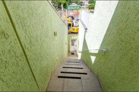 Casa à venda com 190m², 4 quartos e 2 vagas Casa à venda com 190m², 4 quartos e 2 vagasEscada