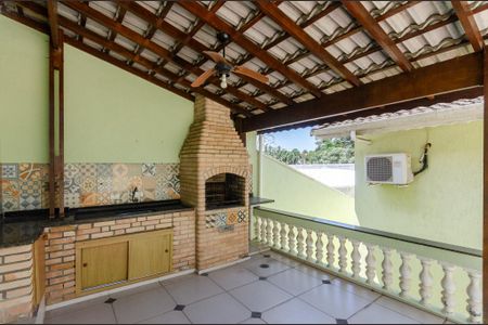 Casa à venda com 190m², 4 quartos e 2 vagas Casa à venda com 190m², 4 quartos e 2 vagasChurrasqueira