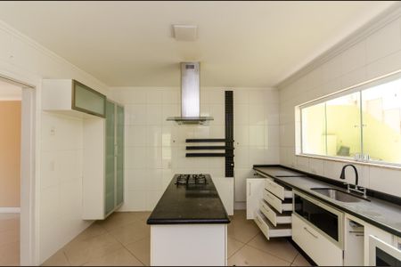 Casa à venda com 190m², 4 quartos e 2 vagas Casa à venda com 190m², 4 quartos e 2 vagasCozinha