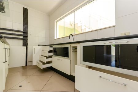 Casa à venda com 190m², 4 quartos e 2 vagas Casa à venda com 190m², 4 quartos e 2 vagasCozinha