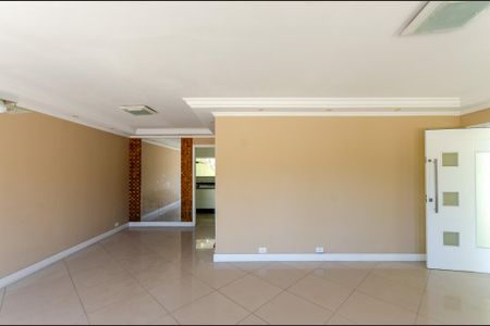 Casa à venda com 190m², 4 quartos e 2 vagas Casa à venda com 190m², 4 quartos e 2 vagasSala