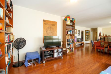 Sala de TV de apartamento à venda com 3 quartos, 173m² em Jardim Europa, São Paulo