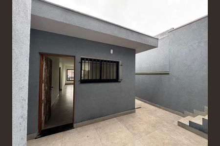 Casa à venda com 160m², 2 quartos e 2 vagas Casa à venda com 160m², 2 quartos e 2 vagasQuintal e corredor lateral