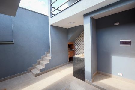 Casa à venda com 160m², 2 quartos e 2 vagas Casa à venda com 160m², 2 quartos e 2 vagasQuintal e corredor lateral