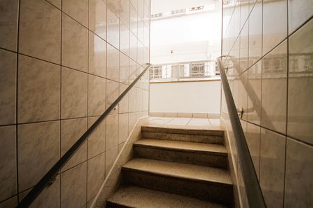 Studio para alugar com 35m², 1 quarto e sem vaga Studio para alugar com 35m², 1 quarto e sem vagaEscada