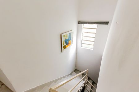Casa para alugar com 100m², 3 quartos e 2 vagas Casa para alugar com 100m², 3 quartos e 2 vagasEscadas