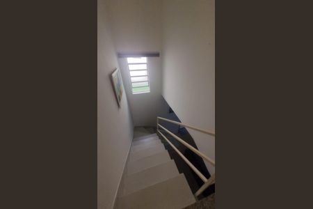 Casa para alugar com 100m², 2 quartos e 2 vagasEscada