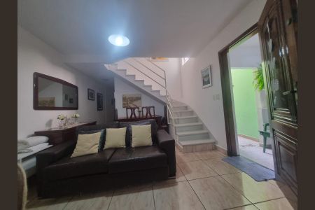 Casa para alugar com 100m², 2 quartos e 2 vagasSala