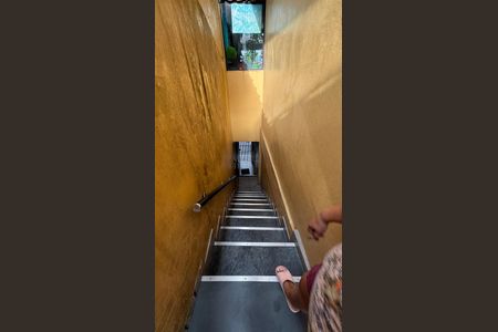 Casa à venda com 106m², 3 quartos e 1 vaga Casa à venda com 106m², 3 quartos e 1 vagaEscada