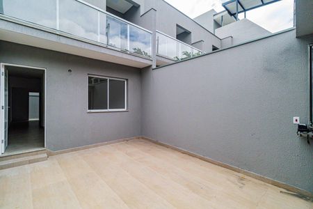 Casa à venda com 77m², 2 quartos e 2 vagasGaragem