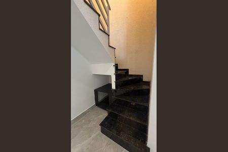 Apartamento à venda com 90m², 3 quartos e 1 vaga Apartamento à venda com 90m², 3 quartos e 1 vagaEscada