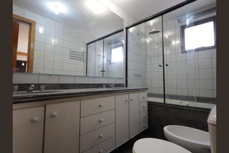 Apartamento à venda com 212m², 3 quartos e 3 vagasBanheiro da Suíte 1