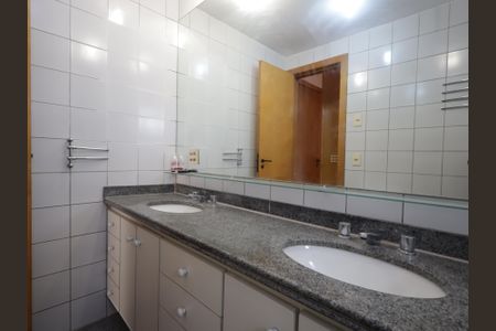 Apartamento à venda com 212m², 3 quartos e 3 vagasBanheiro da Suíte 1