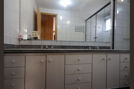 Apartamento à venda com 212m², 3 quartos e 3 vagasBanheiro da Suíte 1