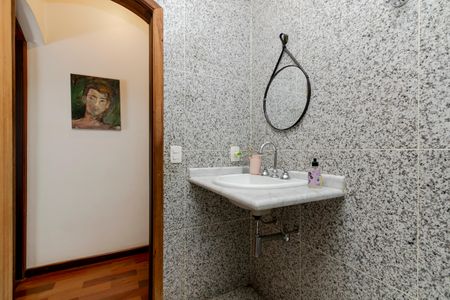 Casa à venda com 176m², 3 quartos e 1 vagaBanheiro