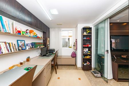 Apartamento à venda com 300m², 3 quartos e 4 vagasEscritório