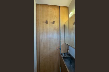 Banheiro de kitnet/studio para alugar com 1 quarto, 27m² em Jardim das Acacias, São Paulo